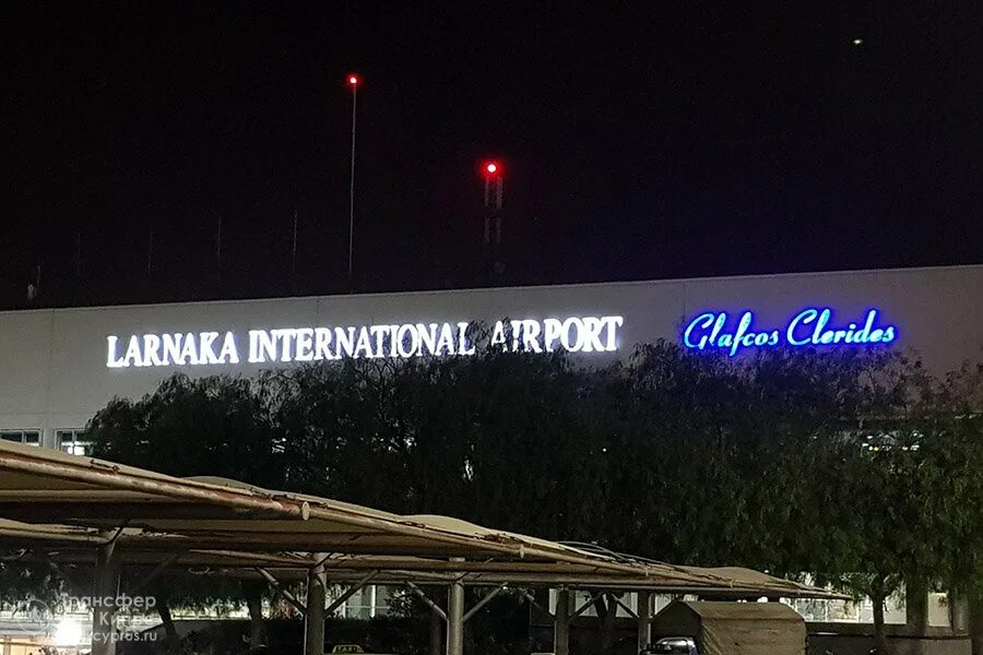 Ларнака аэропорт прилет. Аэропорт Ларнака Кипр. Северный Кипр аэропорт прилета. Фото аэропорта в Ларнаке. Логотип Ларнаки.