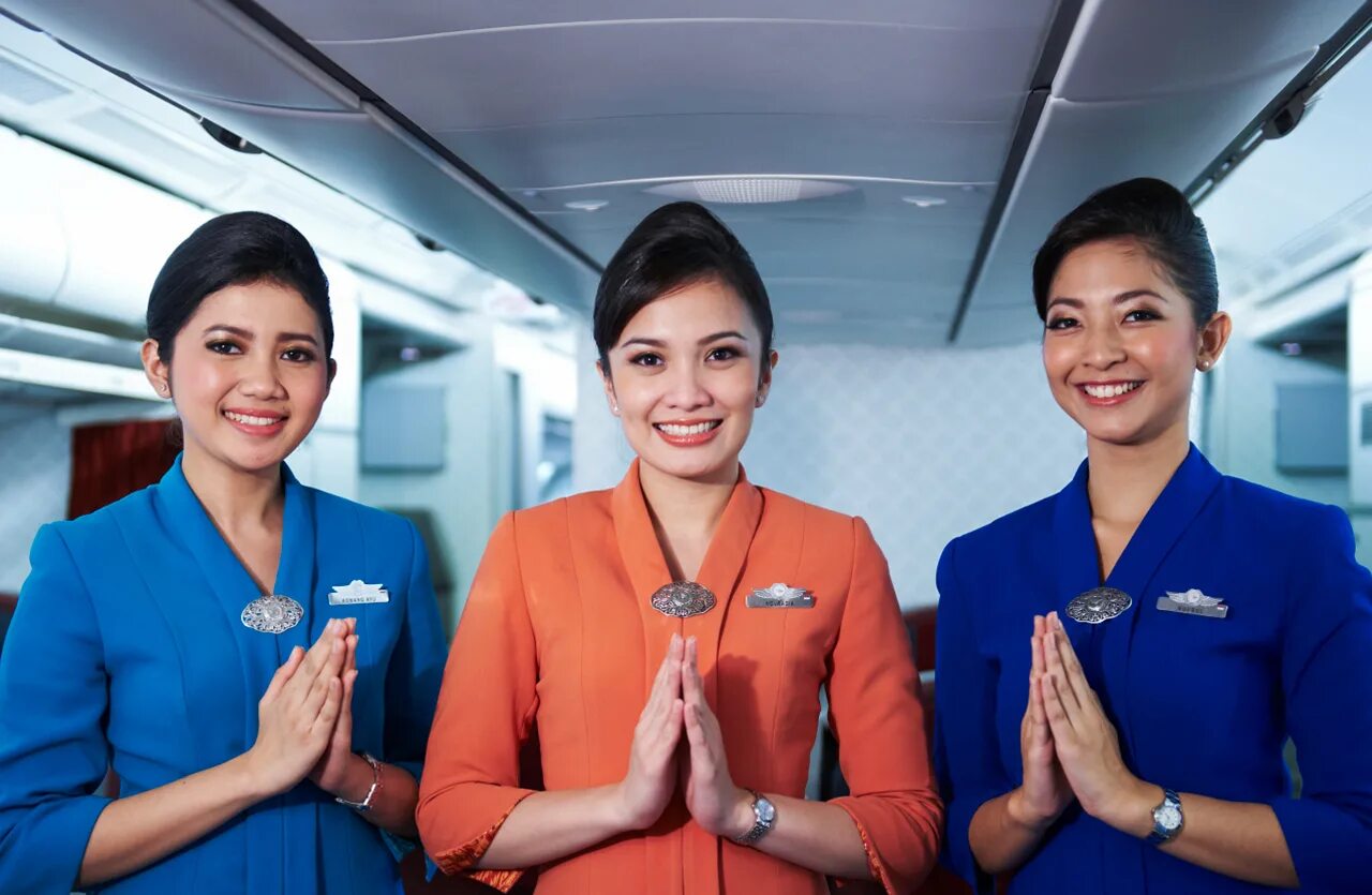 Pramugari dan pilot check in di hotel