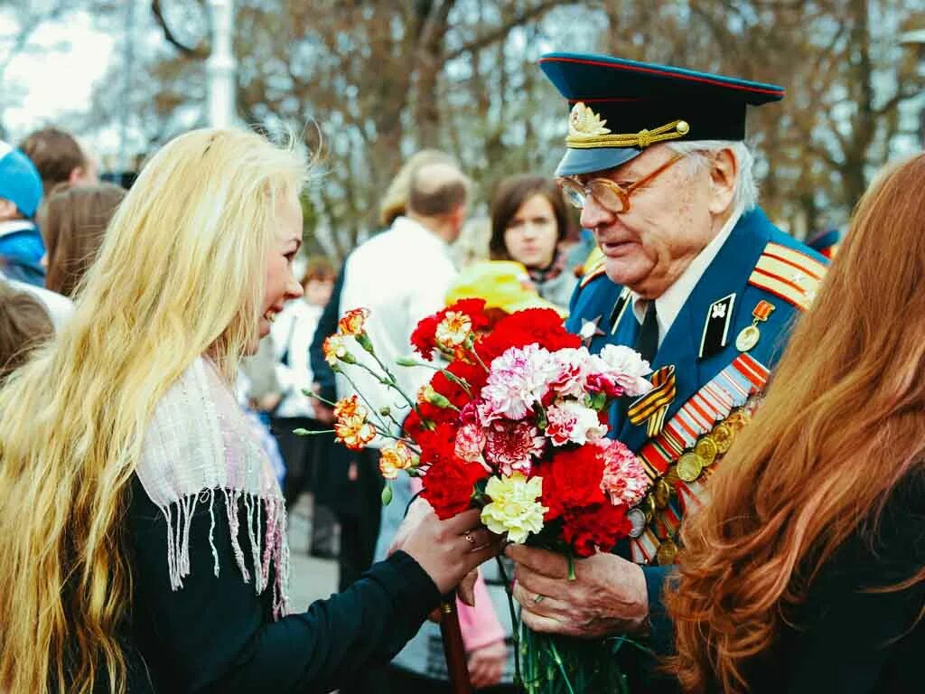 Цветы ветеранам. День Победы ветераны. С днем Победы. Дети дарят цветы ветеранам.