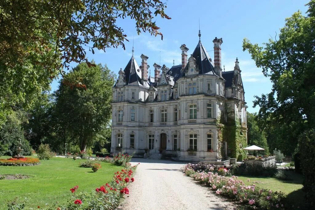 Шато девуз франция. Замок Виньи Франция. Замок де Шато Франция. Шато Босежур замок во Франции. Старинный особняк Шато де МОНТАПО Франция.