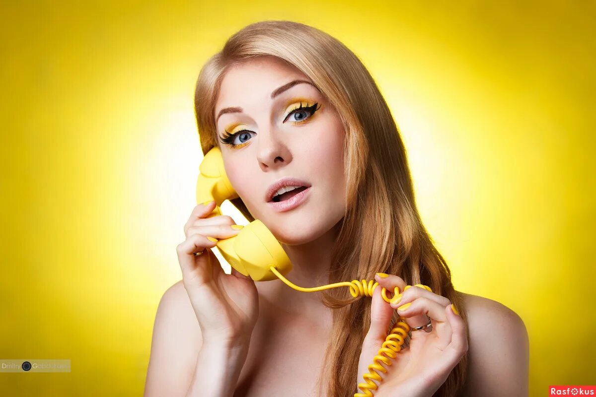 Включите девок молодых. Женщина в желтом. Девчонка в желтом. Девушка на желтом фоне. Девушка в желтом с телефоном.