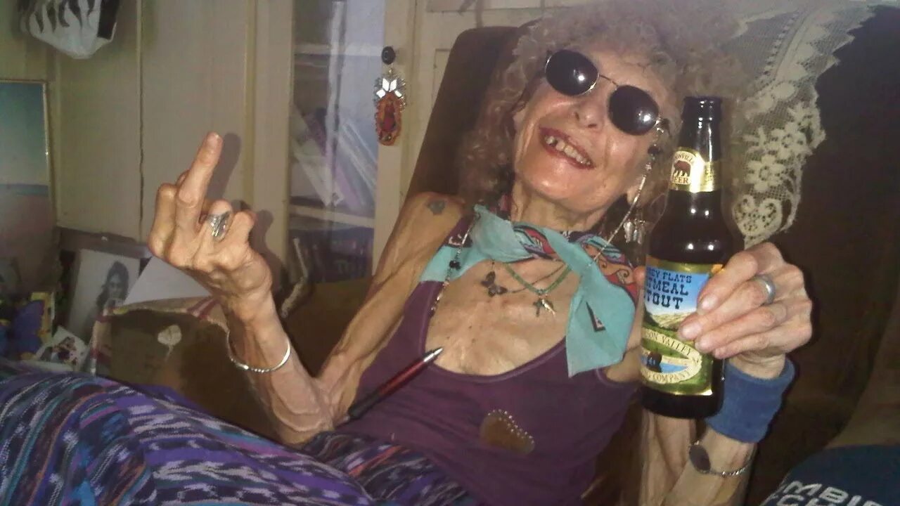 Бабка с вином. Прикольные старушки. Смешные старушки. Пьяные бабки фото. Бабуля с сигарой и виски.