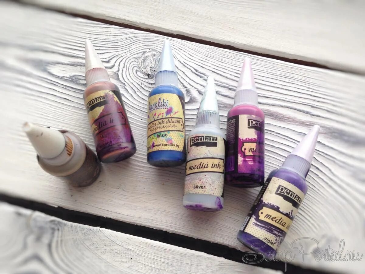 Какую краску использовать после. Краска для окраски мебели. Для чего в скрапбукинге используются красители. Окрашивание мебели меловыми красками. Списать валики и кисти для покраски стен.