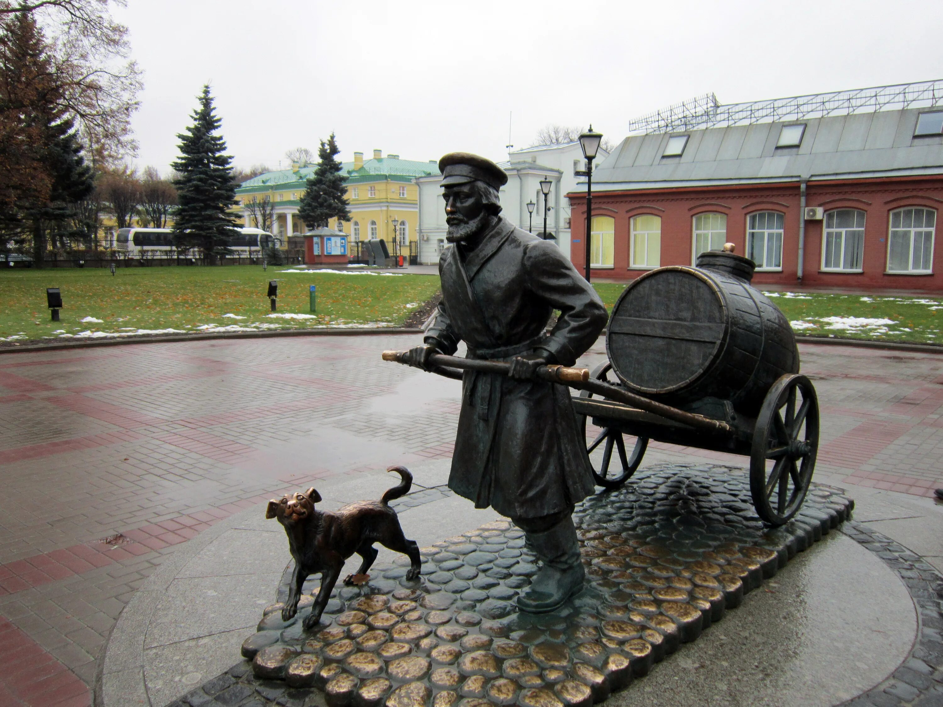 Памятник водовозу в Санкт-Петербурге. Памятник водовозу Ульяновск. Скульптура водовоз в Казани.