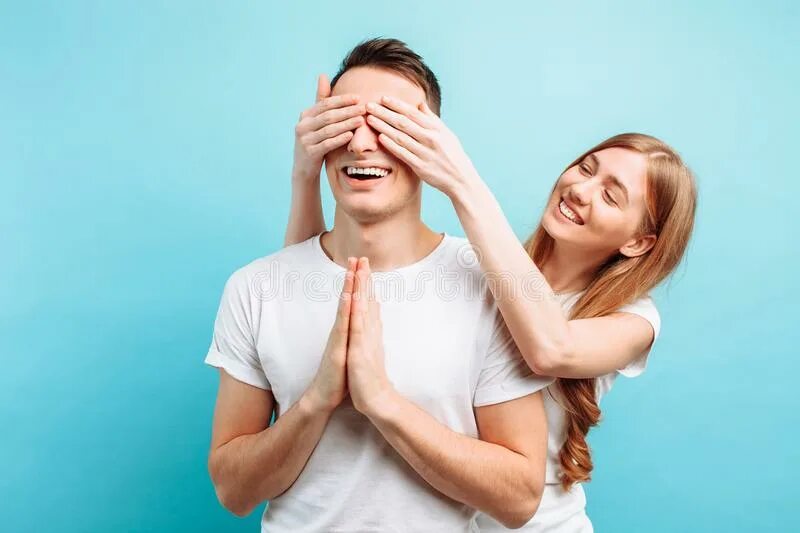 Девушка закрывает глаза руками парню. Парень закрывает глаза руками. Закрывает лицо руками. Человек с закрытым лицом руками. Лицо закрытое ладонями.