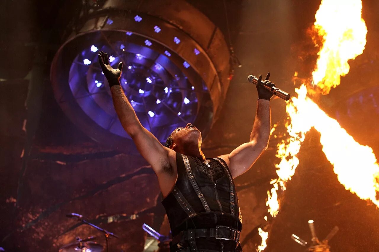 Rammstein жанр. Группа рамштайн. Тилль Линдеманн 2010 Madison Square Garden. Коллектив рамштайн. Рамштайн шоу.