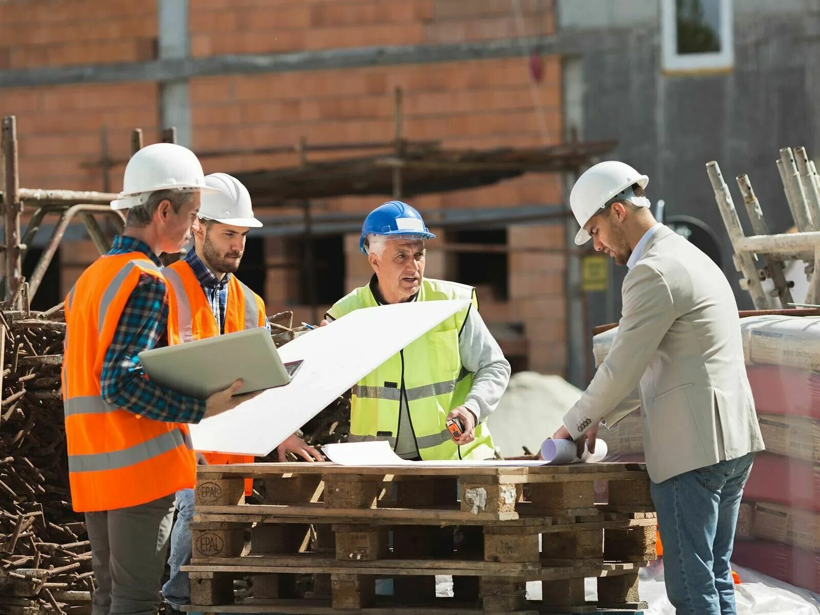 Trend construction. Skilled worker. innovative construction workers. строитель прощается. бурное строительство.