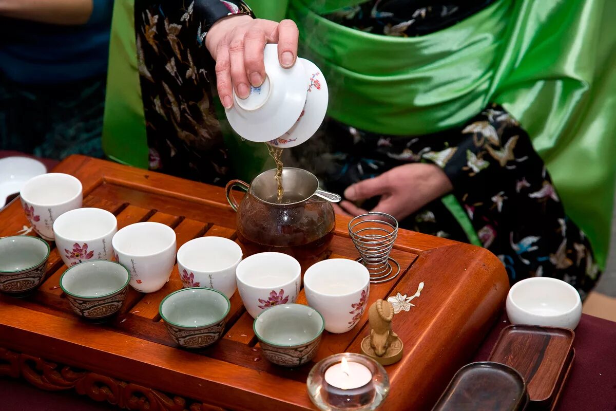 Китайская чайная церемони. Китайская чайная. Китайцы пьют чай. Чайная церемония в китае. Как китайцы пьют чай.