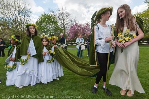 Make may day. May Day праздник в Англии Королева и Король мая. Мэй Дэй в Англии. Майский праздник в Великобритании. День весны в Великобритании.