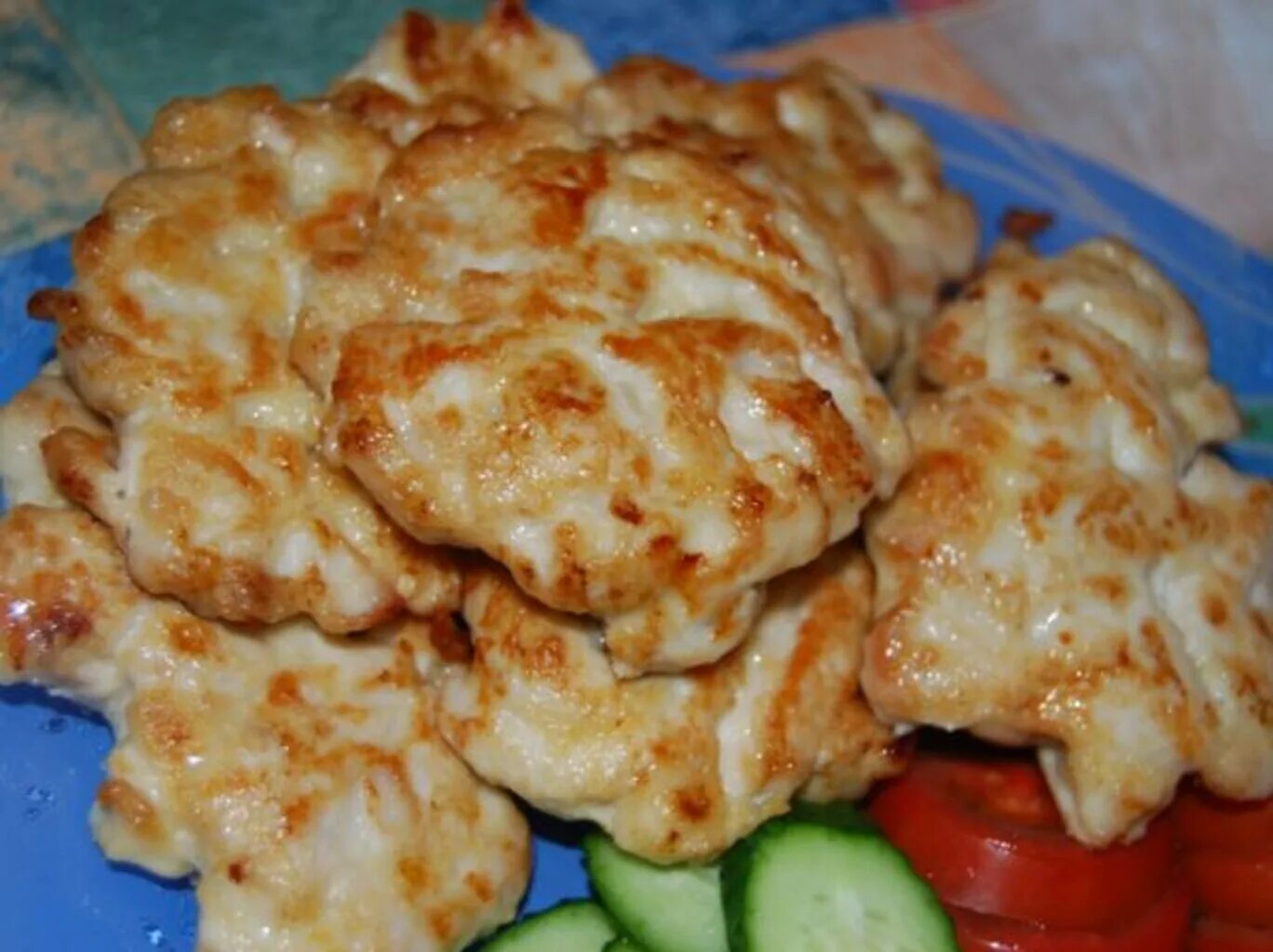 Котлетки из куриного филе с майонезом. Рубленные котлеты с майонезом. куриные рубленные котлетки с майонезом и крахмалом. рубленные котлеты из куриной грудки. рубленные котлеты из куриной грудки с крахмалом и майонезом.