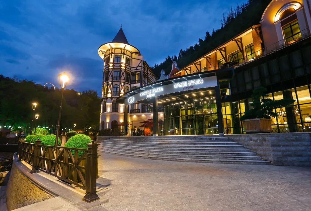 Гостиницы в грузии. Боржоми Грузия гостиницы. Crowne Plaza Borjomi. Отель Боржоми Ликани Грузия. Санаторий Боржоми Палас Грузия.