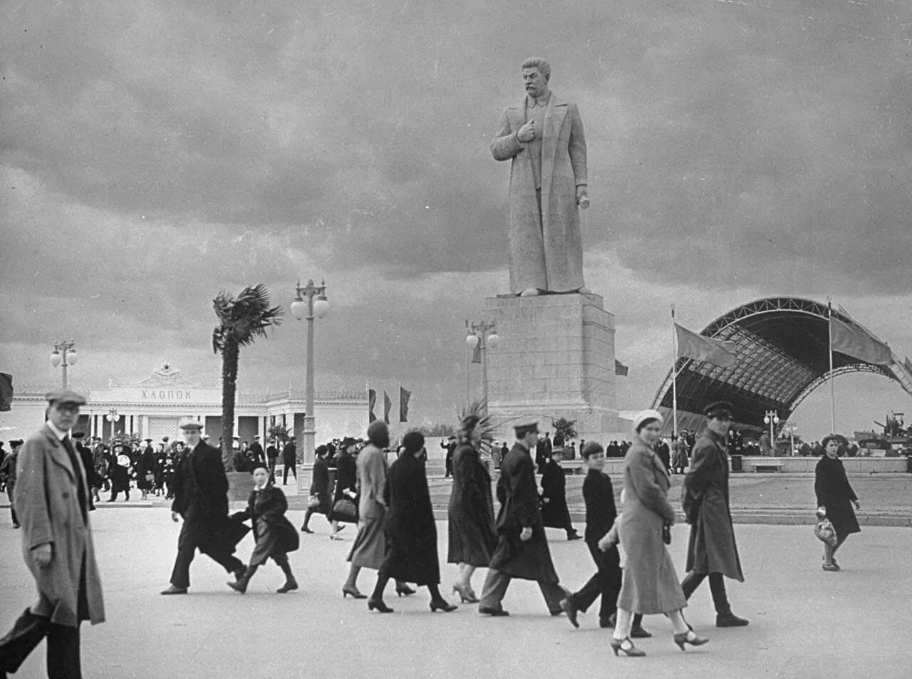 Ссср 30 х годов. Памятник Сталину на ВСХВ. ВСХВ 1939 памятник Сталину. Статуя Сталина на ВДНХ. ВДНХ ВСХВ 30-Е.