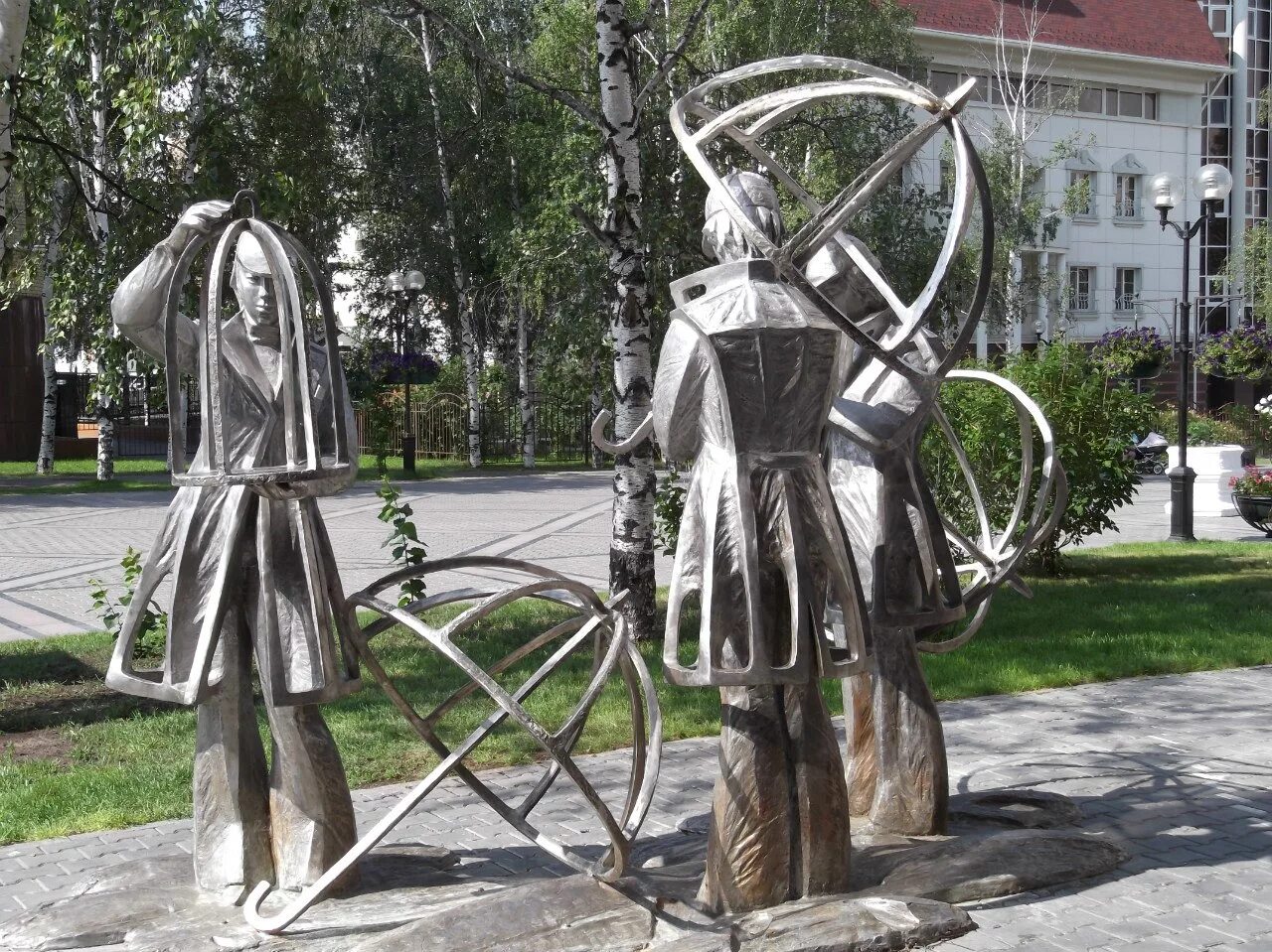 Археопарк мамонты ханты-мансийск. Скульптура времена года ханты-мансийск. Ханты-мансийск памятник мамонтам. Достопримечательности хмао югра археопарк. Тц гостиный двор ханты-мансийск.