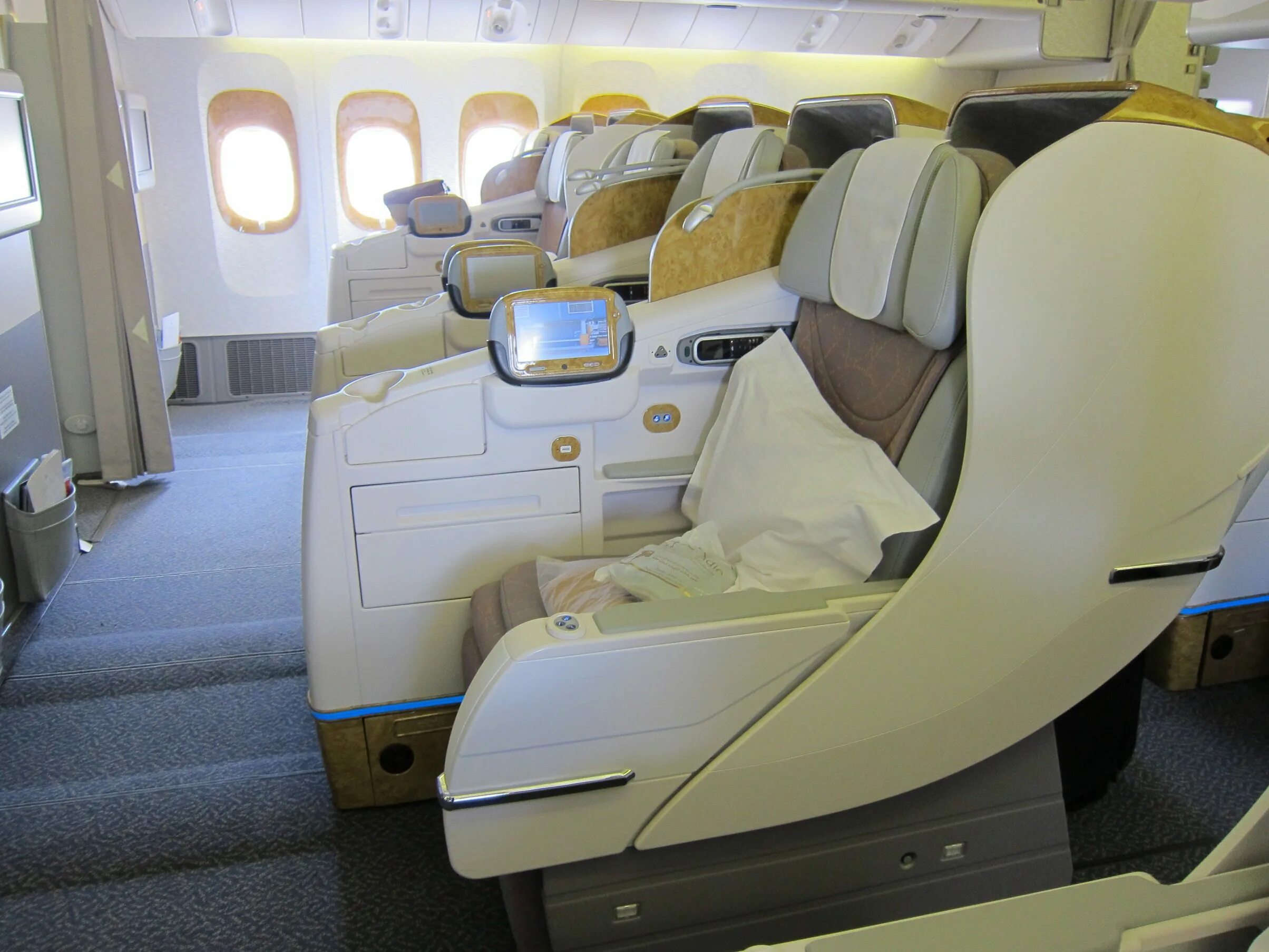 Emirates Boeing 777 Business class. Emirates Business class 777. Бизнес класс Эмирейтс Боинг 777 первый класс. Боинг Эмирейтс бизнес класс.