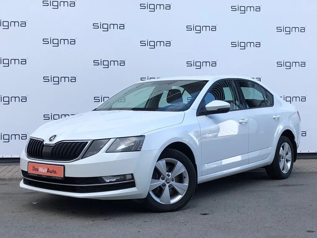 Сигма блюхера. Skoda Octavia 2020 белая на стиле. Шкода белая хетджбэк.