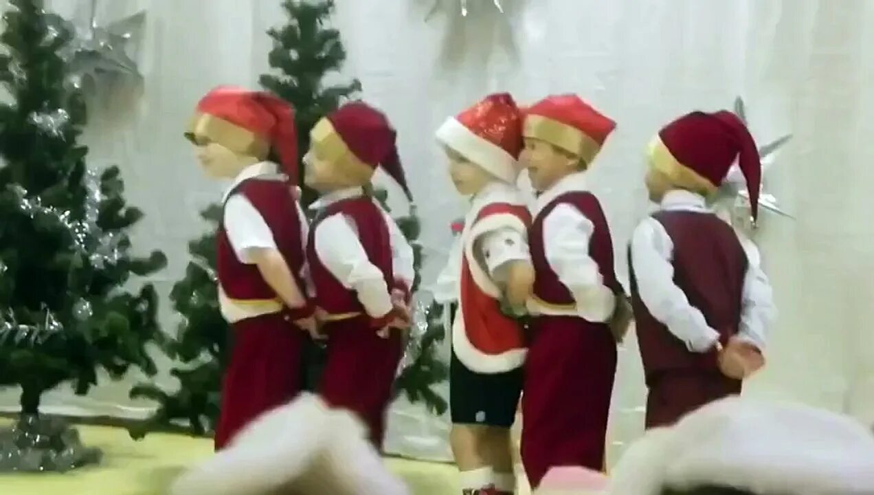 Танец гномиков с фонариками в детском саду на новый год. Танец гномов в детском саду. Танец гномы детском саду. Танец гномиков с фонариками в средней группе. Танец гномов в детском саду.