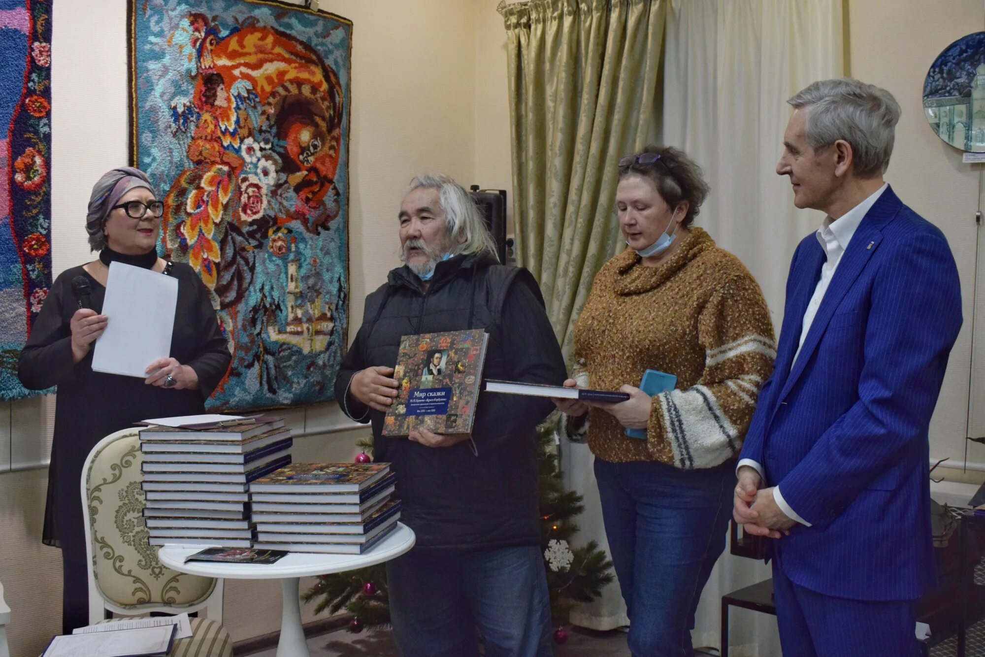 Памятник коньку горбунку в тобольске. Ангелы сибири тобольск эмблема. Тобольские сказки. Тобольские сказания. Сказочные фигуры из снега.