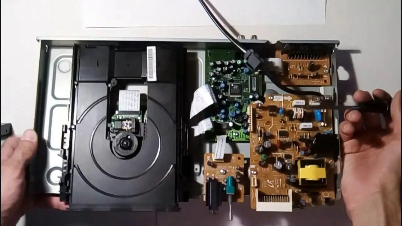 Внутренности dvd проигрывателя. Dvd плеер внутри. Дивиди dvd recorder gdr 5500. Двд привод для bbk. Ремонт дивиди.