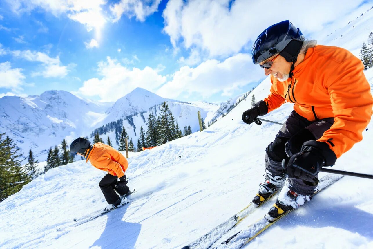Зимние занятия спортом. Лыжник. Вещи на горнолыжный курорт. Вещи для горнолыжного отдыха. Пара на лыжах.