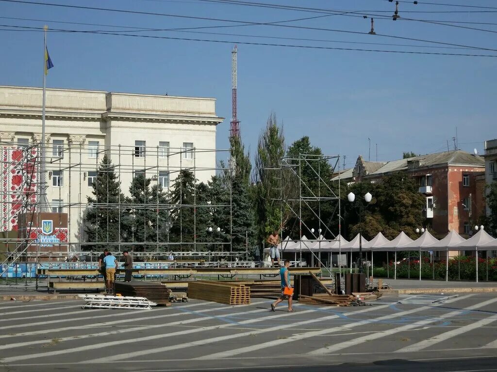 Площадь херсона. Херсон Центральная площадь. Херсон центр города площадь. Херсон площадь свободы сейчас. Херсон Главная площадь.