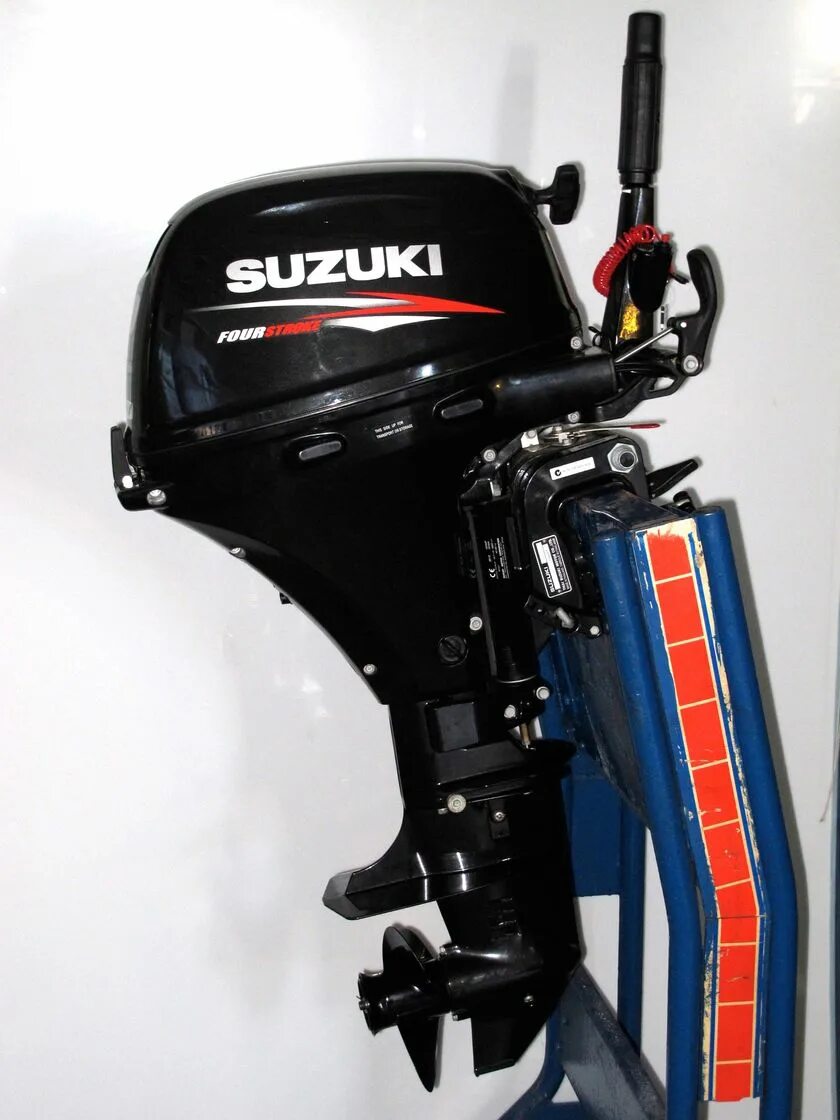 Купить лодочный мотор 2.5 четырехтактный. Лодочный мотор Suzuki DF 20. Лодочный мотор Suzuki 15. Мотор Лодочный Suzuki 20 л.с. Лодочный мотор Сузуки 5.