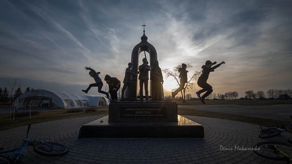 Памятник Тарковскому Суздаль. Памятник Андрею Тарковскому в Суздале. Памятник тарковскому