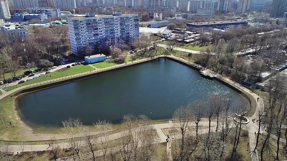 Магазин зюзино. Парк Зюзино на Каховке. Парк Зюзино Москва. Пруд в Зюзино. Зюзино район Москвы.