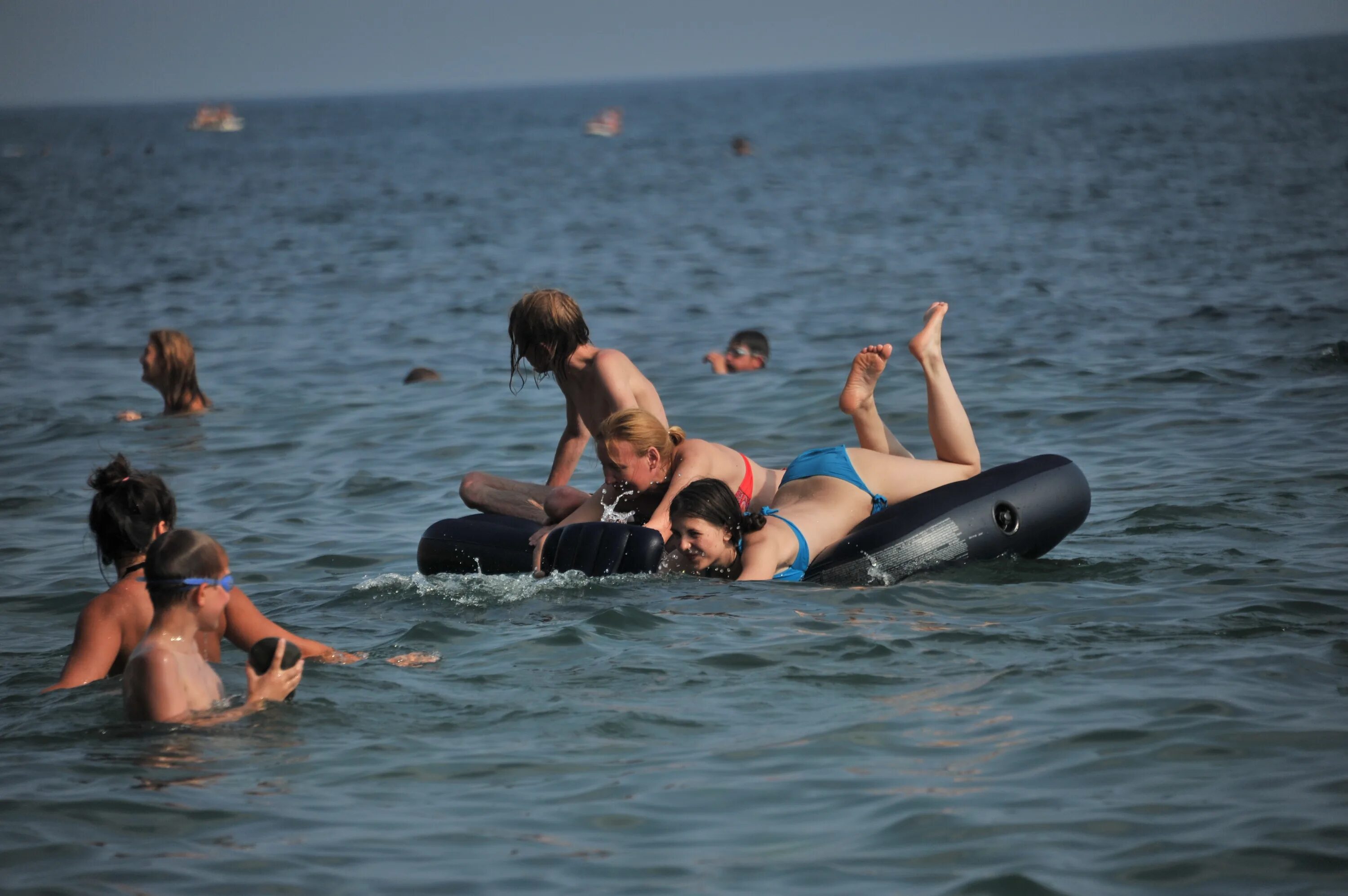 В одессе жил купался в черном. Купание в море. Купаться в море. Люди купаются в море. Купание в открытом море.