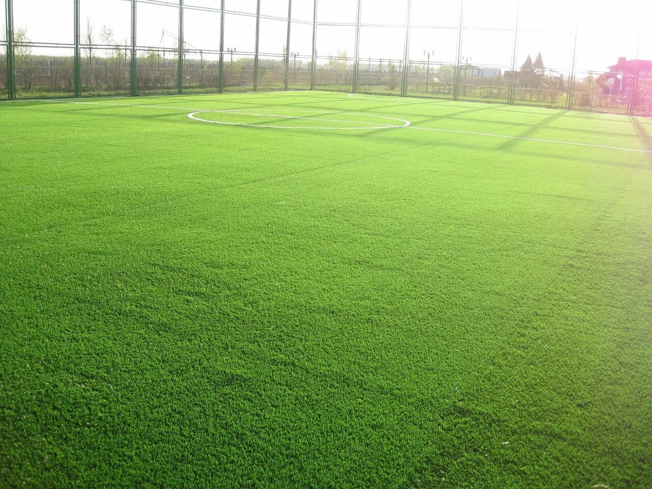 Искусственный газон. Искусственный футбольный газон. Натуральный футбольный газон. Газон для спортивных площадок.