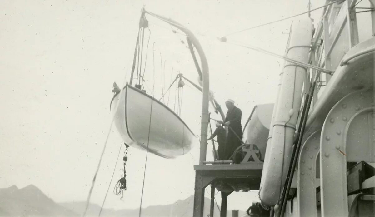 Спуск шлюпках. Краны для спуска спасательных лодок ледоколов 1900 года. Redwing 24 катер. Матрасы спускают шлюпку на крейсере. Shigi спуск шлюпки.