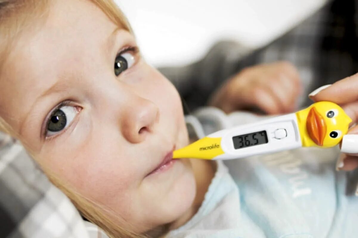 Термометрия у детей. Термометр МТ 700. Измерение температуры тела во рту. Врач,ребенок,термометр. Ли измерить температуру телефоном