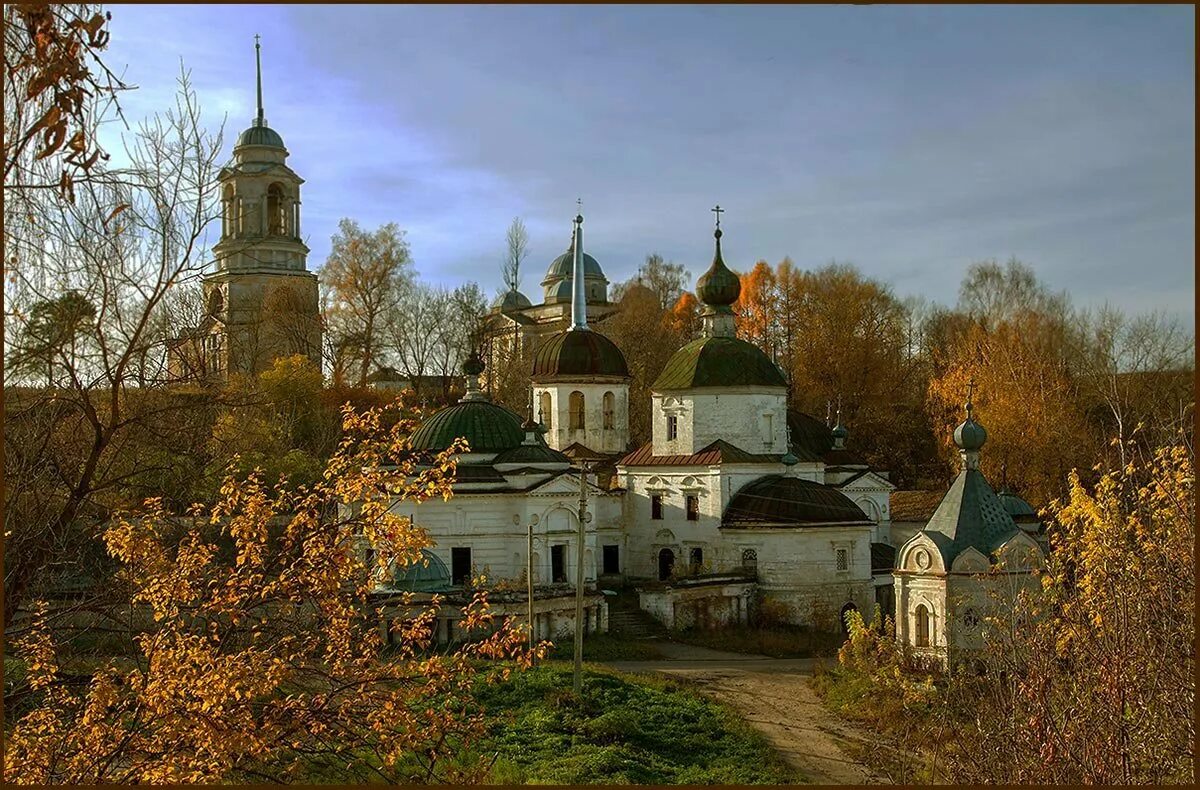 Монастыри тверской области фото. Старицкий монастырь Тверская область. Старицкий Успенский монастырь Тверская область. Старицкий Успенский монастырь Старица. Старицкий Успенский монастырь осенью.