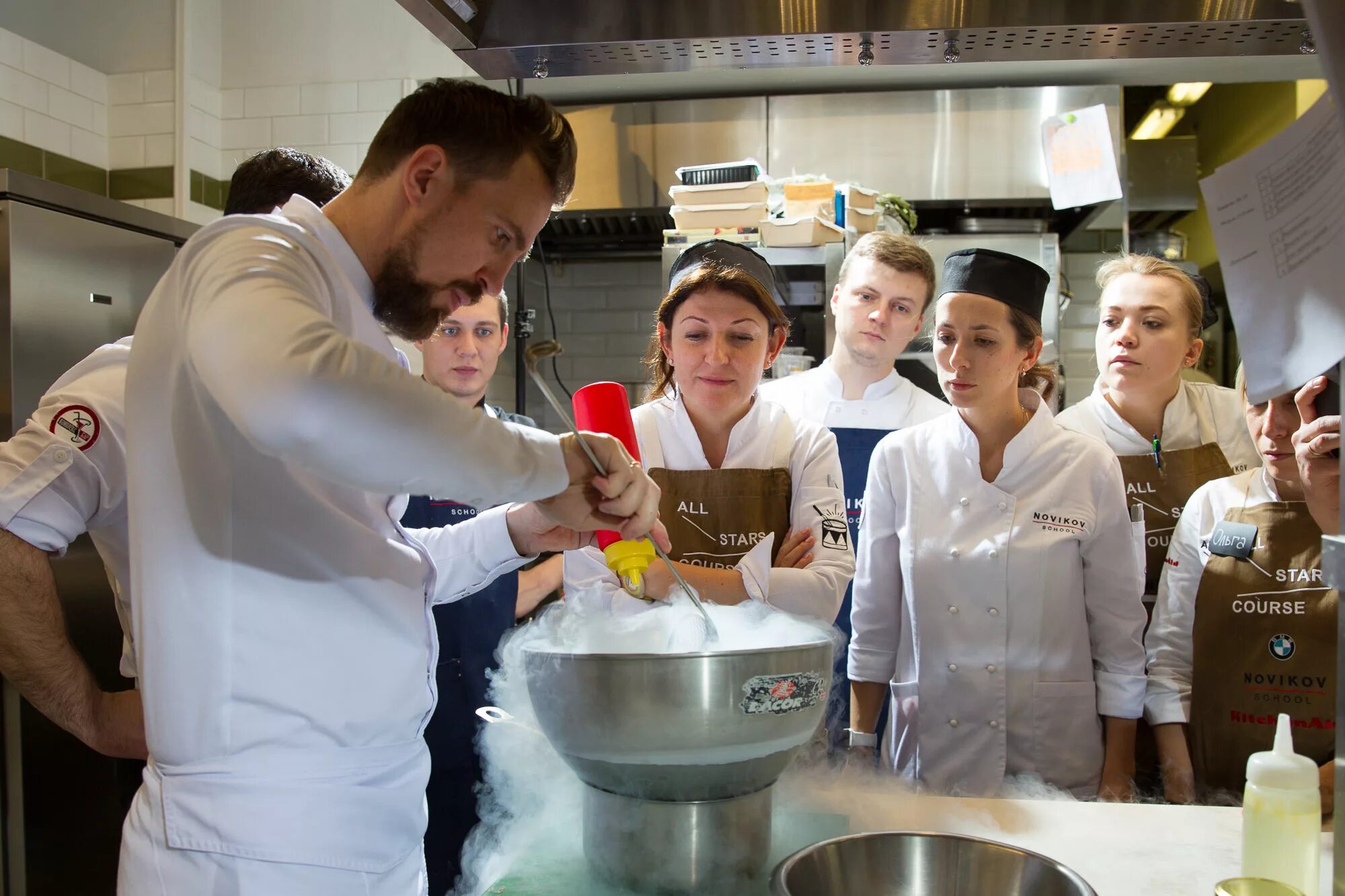 Новиков скул шеф повар. Повар Novikov School. Кулинарная школа Novikov School. Блюда кулинарной школы