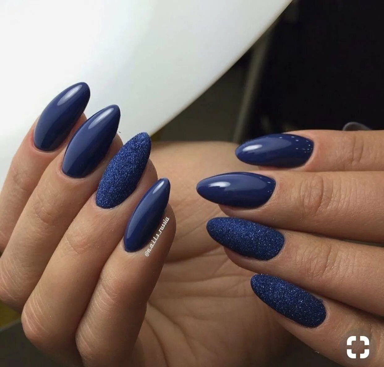 Синие ногти миндаль. Синий маникюр 2021 миндаль. Синие ногти. Миндалевидные ногти короткие синие. Синий маникюр на миндальных ногтях.