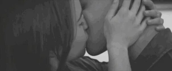 Rus xgroovy gif. Страстный поцелуй с языком гиф ххх. Парень и девушка ласкают друг друга. Поцелуй девочек гиф. Гиф целовать попку девушки.