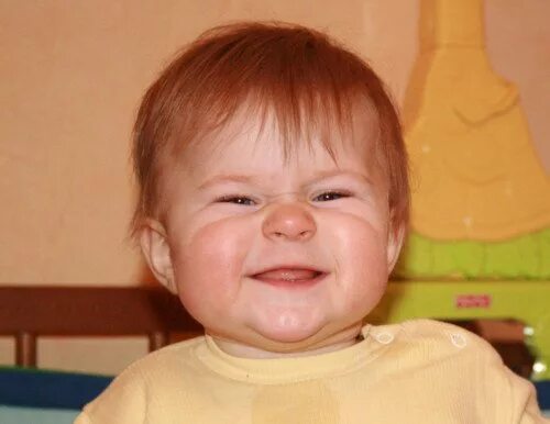 неприятный запах. щуриться на солнце. морщить носик. морщить нос. морщить носик.