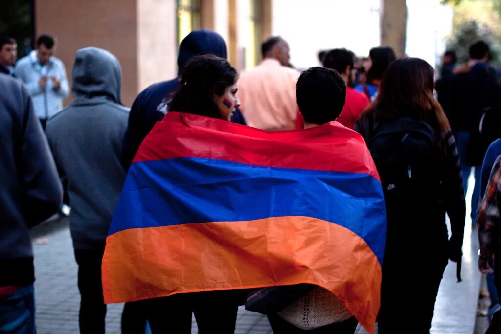 Армяне держат пост. Армянский флаг. Армения люди. Человек с флагом Армении. Армянский флаг с людьми.