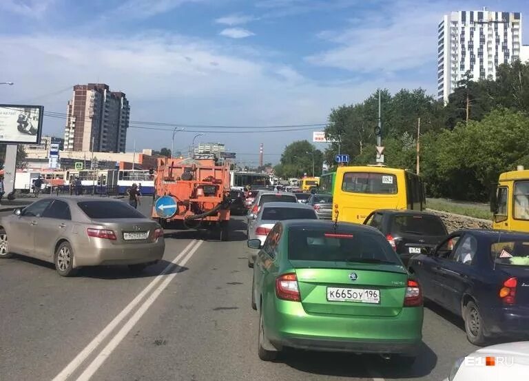 Машинная пробка. Пробки екатеринбург. Екатеринбург почему пробка. Пообри екатеринбург. Екатеринбург почему пробка.