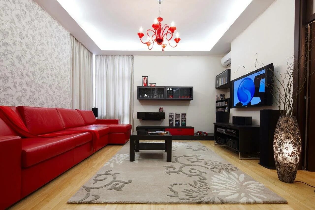 Продажа квартиры 2023. Гостиная с красным диваном. Красный диван в интерьере гостиной. Обои для маленького зала. Обои для гостиной комнаты.
