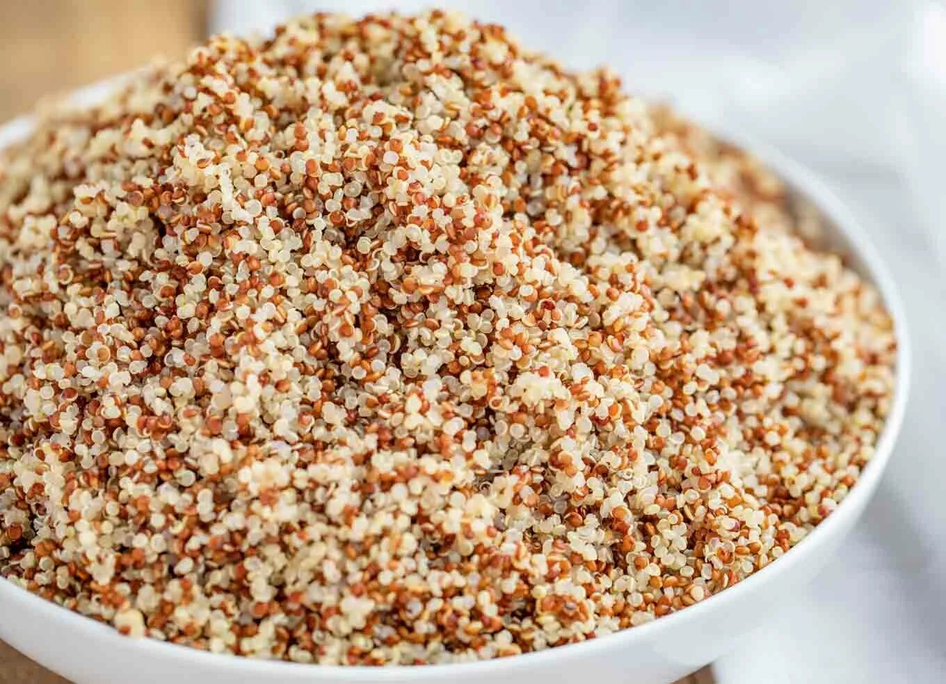 Киноа пропорции воды. Киноа. Quinoa крупа. Киноа или кинва. Пророщенный киноа киноа.