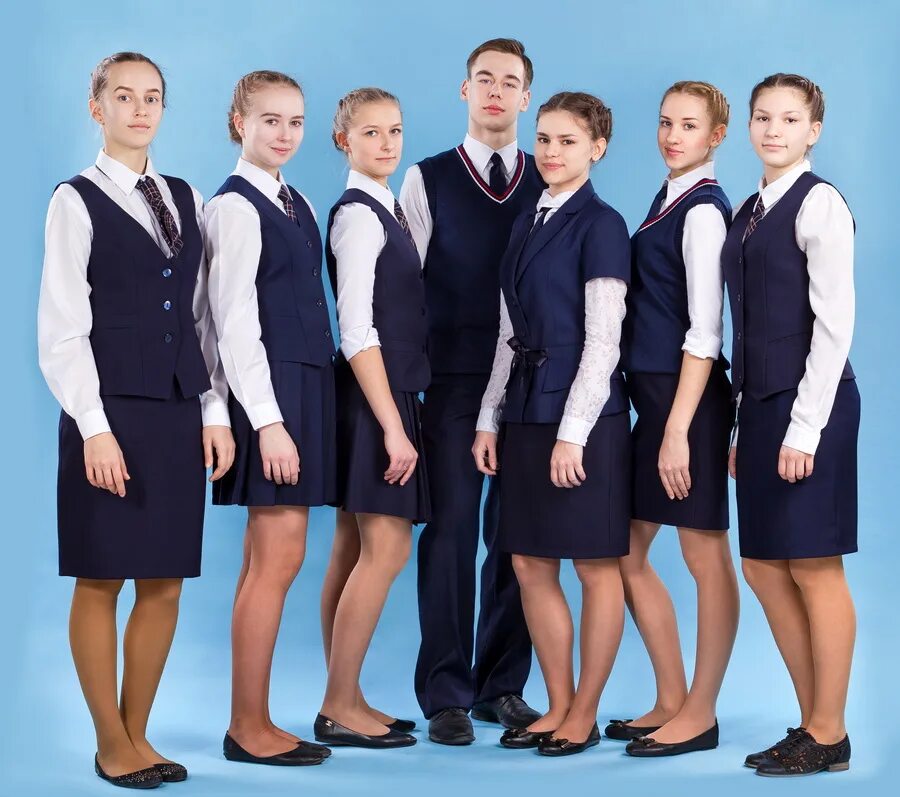 Ученики одного класса одетые в школьную