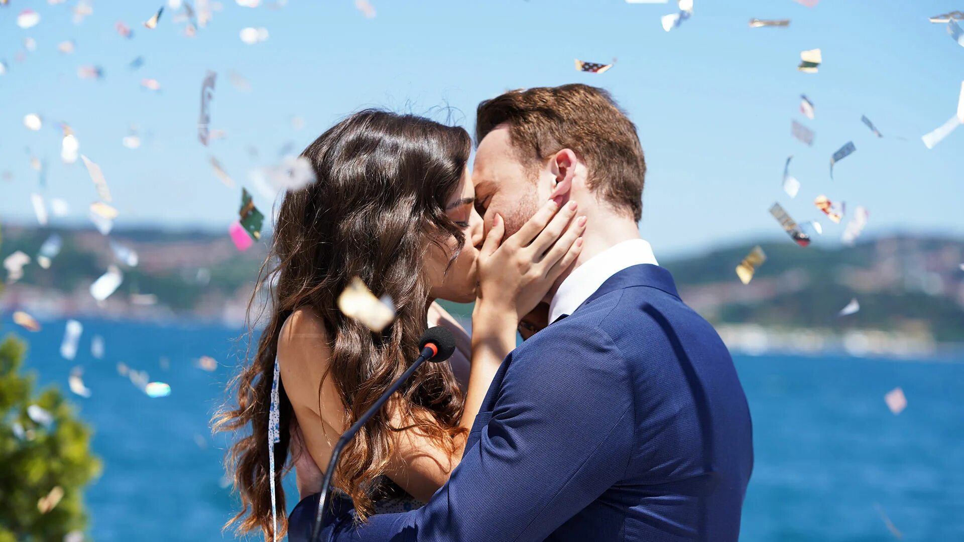 Эда йылдыз и серкан болат. Серкан и селин. Стучись мою дверь турецкий. Постучи в мою дверь заставка сериала. Турецкое кино постучись в мою дверь.