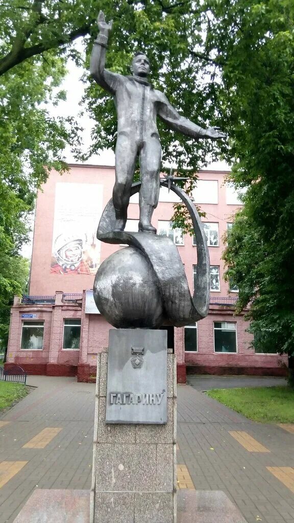 юрий гагарин памятник в люберцах. гагарину в люберцах. юрий гагарин памятник в люберцах. памятник а. памятник юрию гагарину в люберцах.