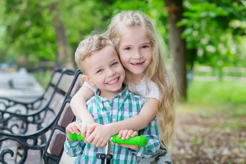 She and her older brother. Брат и сестра картинки. Старшая сестра обнимает младшую. Старшая и младшая сестра обнимашки. Старший брат обнимает младшего брата.