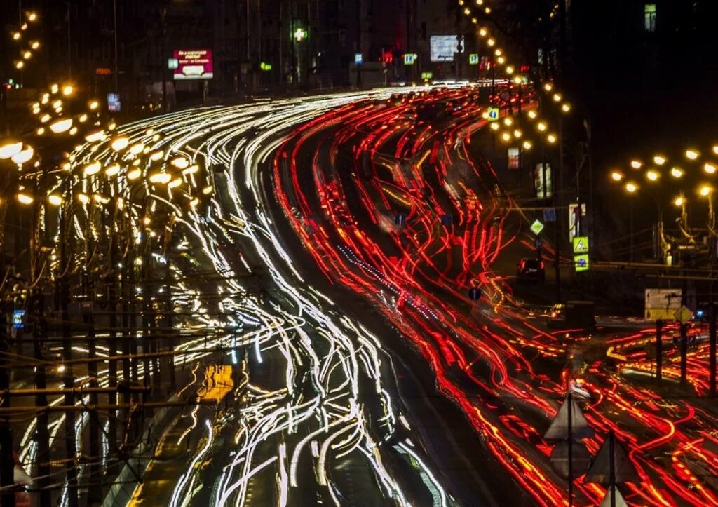 Поток в москве. Московские пробки. Ночная Москва дорога. Пробки в Москве. Транспортный поток.