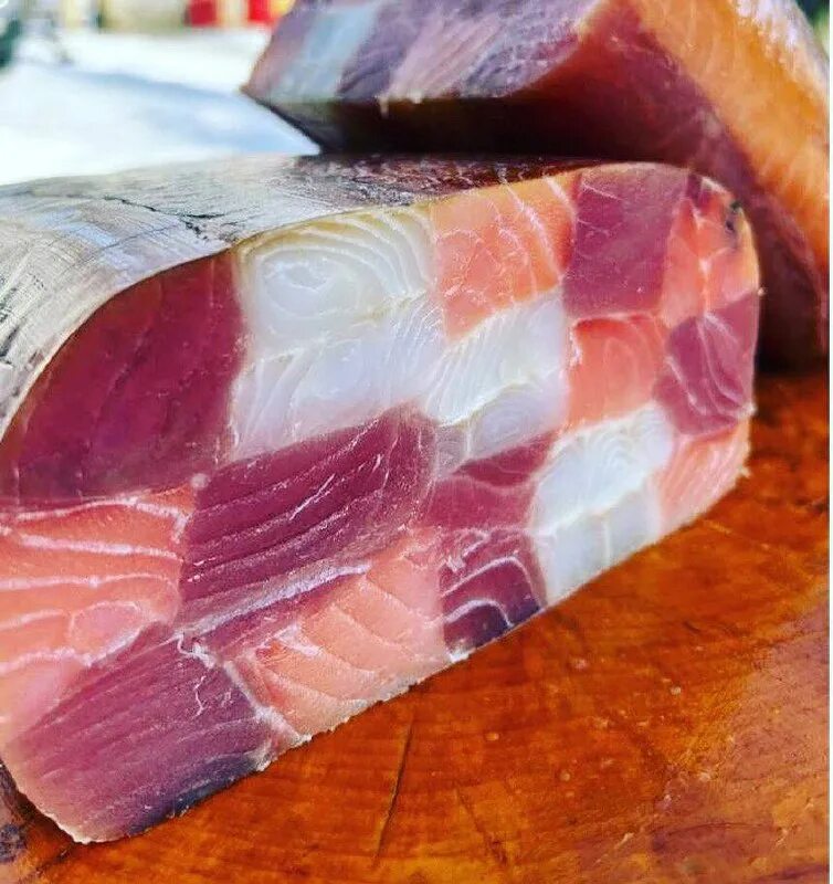 горбуша фаршированная скумбрией горячего копчения. рулет горбуша скумбрия. швейцарский ролл. шахматный рулет из рыбы. рулет рыбный форма.