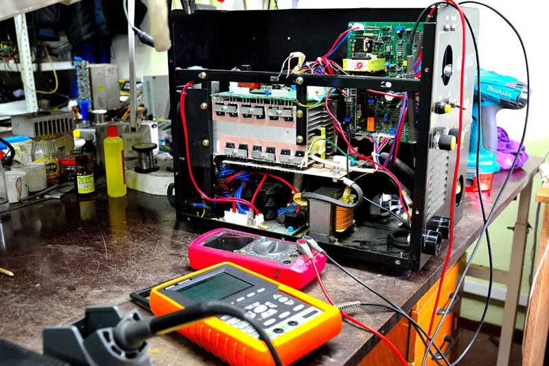 сварочный мастерской. оборудование для гаража. сварщик. сервисный центр сварочного оборудования. мастерская сварочных аппаратов.