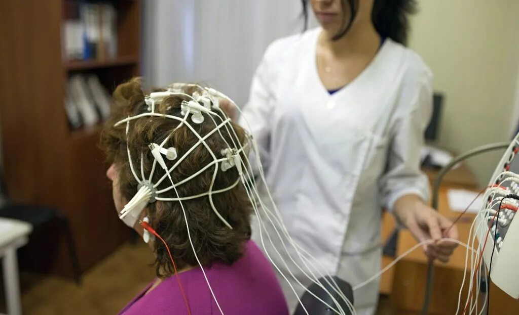 Ээг головы ребенку. ЭЭГ. Электроды на голове. Энцефалограф. Шапочка головы обследование.