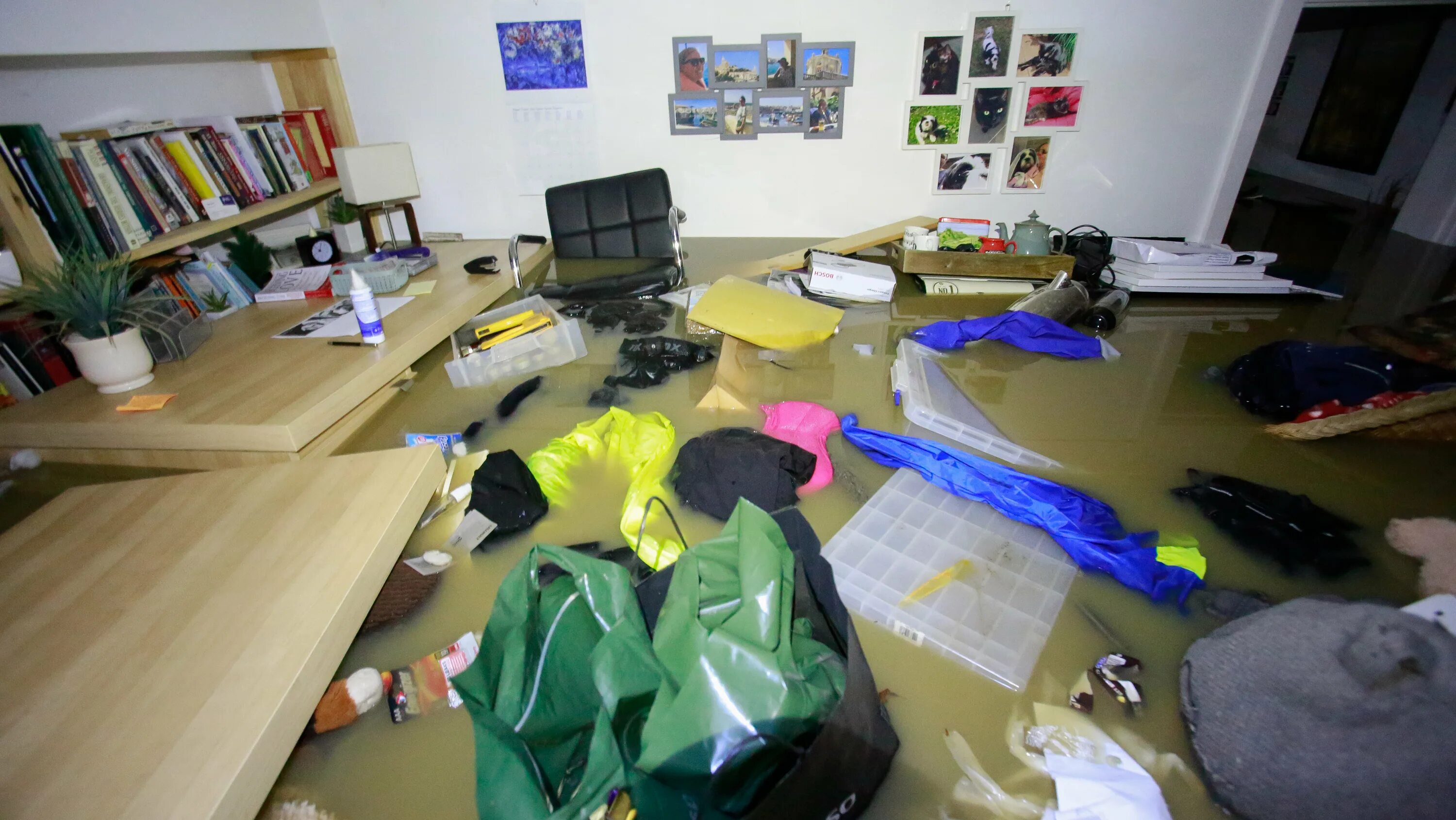 Burst banks. Затопило офис. Потоп в офисе. Затопило офис фото. Картинка потоп в офисе.
