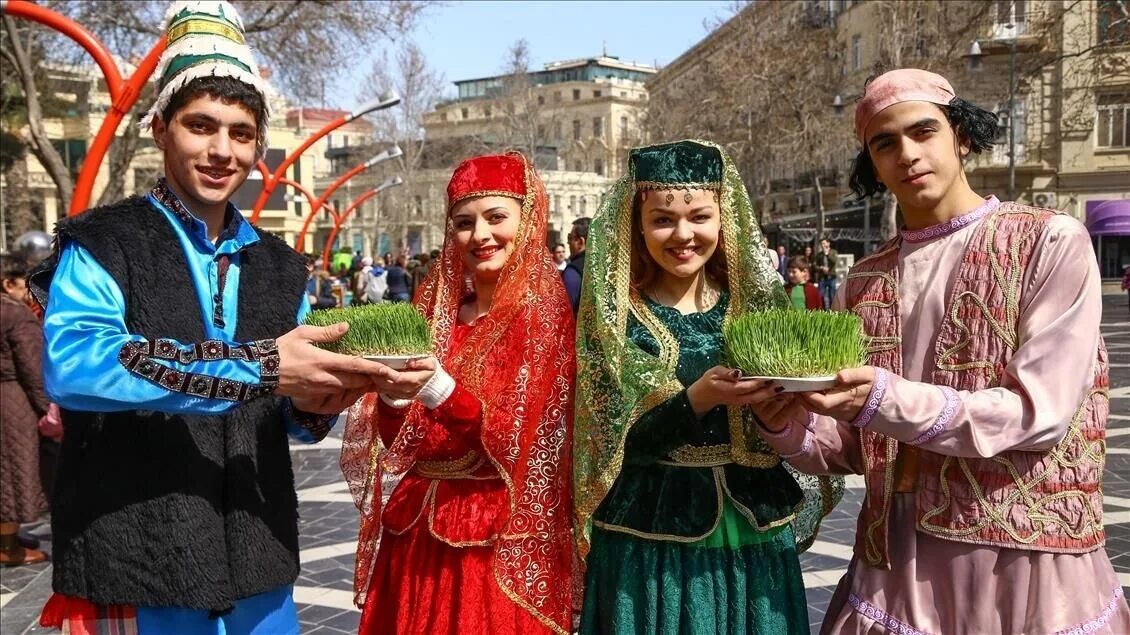 Наурыз в азербайджане. Новруз байрам в Азербайджане. Новруз байрам Азербайджан традиции. С праздником Новруз байрам на азербайджанском. С праздником Новруз байрам Дагестан.